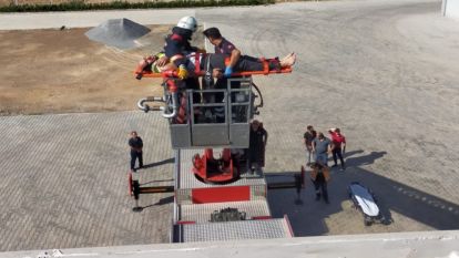 Elektrik çarpan ustayı itfaiye çatıdan indirdi
