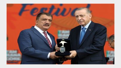 Gürkan, ödülünü Erdoğan'dan aldı 