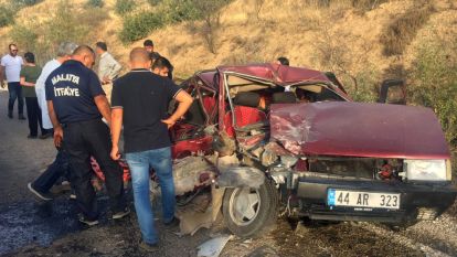 Kamyonet ile otomobil kafa kafaya çarpıştı: 1 ölü, 4 yaralı