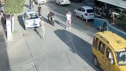 Trafikte telefonla konuşarak yürümek kazaya neden oldu 