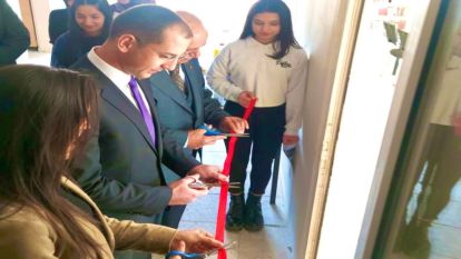 Annesinin adına kütüphane yaptırdı 