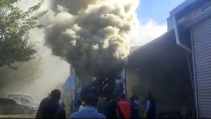 Ayakkabı dolu kamyonet yandı