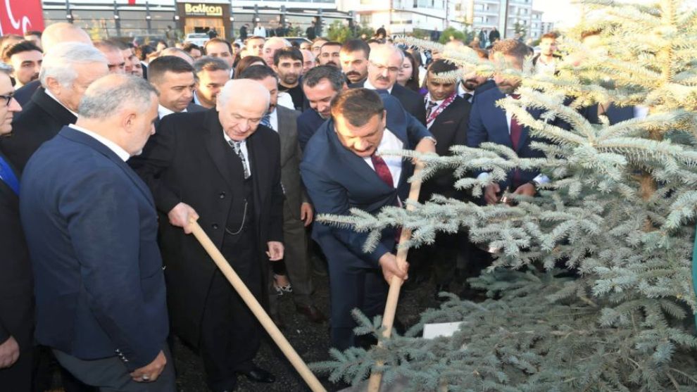 Gürkan, Bahçeli ile birlikte Elazığ'da fidan dikti