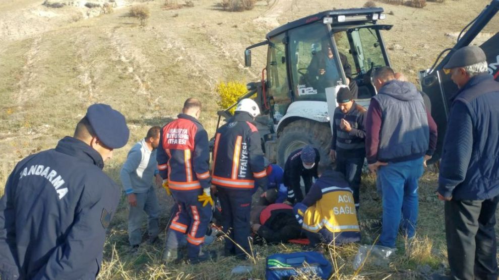 Traktörün altında kalan sürücü kurtarıldı