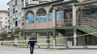 Caminin önünde silahlı saldırı 