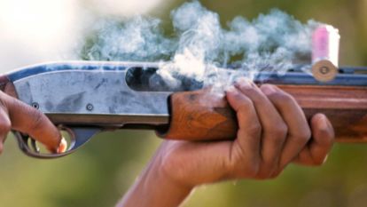 Evinin önünde silahlı saldırıya uğradı 