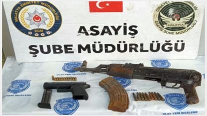 Şüpheli otomobilde Kalaşnikof çıktı 