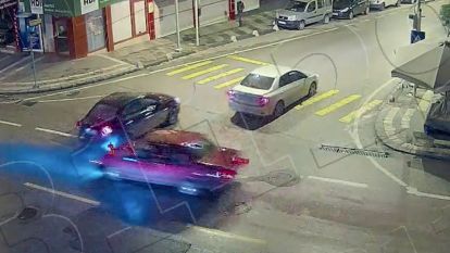 Trafik polisinin kovaladığı otomobil kazayı teğet geçti