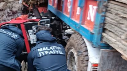 Traktörün altında kalan sürücüsü kurtarıldı 