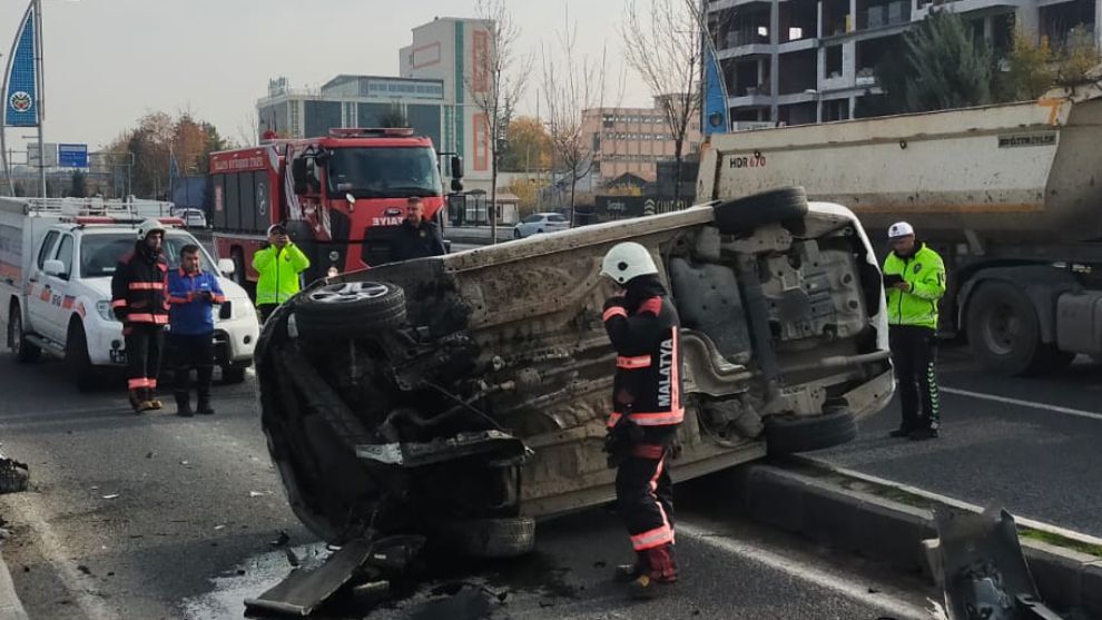 Otomobil takla atarak yan yattı, 2 yaralı