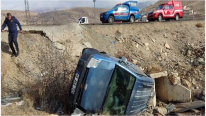 Araç karşı şeride geçerek şarampole yuvarlandı 1 ölü, 3 yaralı