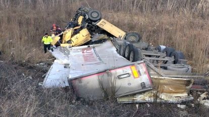 TIR önce karşı şeride geçti, sonra  takla atarak devrildi 