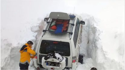 2 yaşındaki çocuk için yola çıkan ekibin önüne çığ düştü
