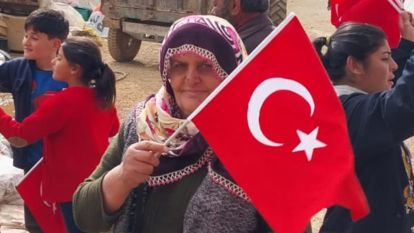 Erzak yerine çadırları için Türk Bayrağı istediler 