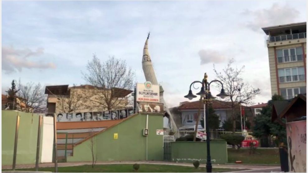 Depremde hasar gören cami minaresi yıkıldı