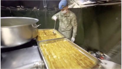 Komandolardan depremzedeye Ramazan pidesi ve tatlısı 