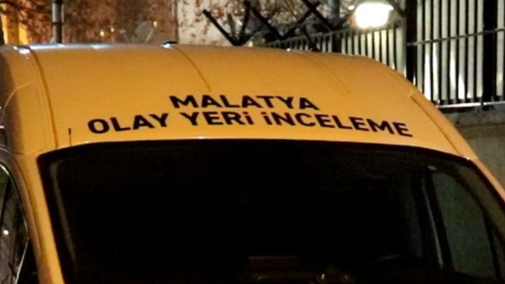 Malatya'da İlk Depremde Yıkılan Binanın Enkazında Ceset Çıktı