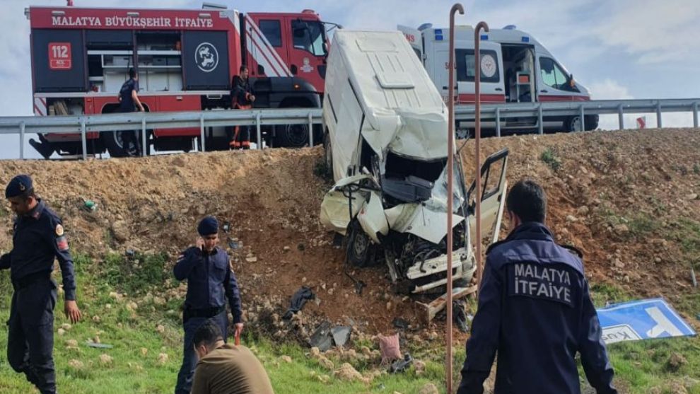 Minibüs, levhaya çarparak şarampole uçtu; 1 ölü, 2 yaralı