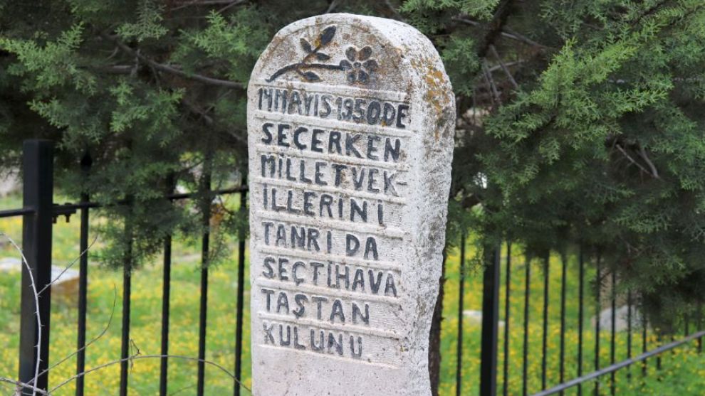 Mezar taşına yansıyan seçim tarihi; 14 Mayıs