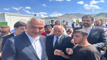 Bakan Ersoy vatandaşlarla bayramlaşmaya geldi 