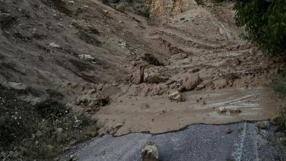 Köy yolunda gece yarısı heyelan 