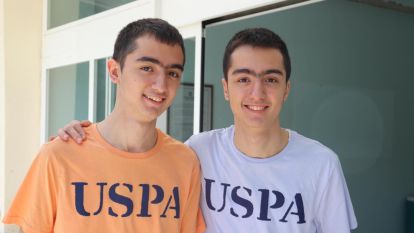 Malatya'da ikizler aynı okulda sınava girdi