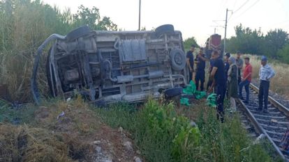 Trenin önüne çıkan minibüste bulunan 2 kişi yaralandı 