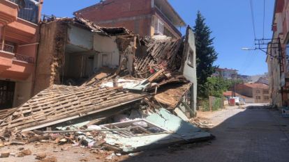 Vatandaşın üzerine yıkılsın diye mi bekletiliyor?