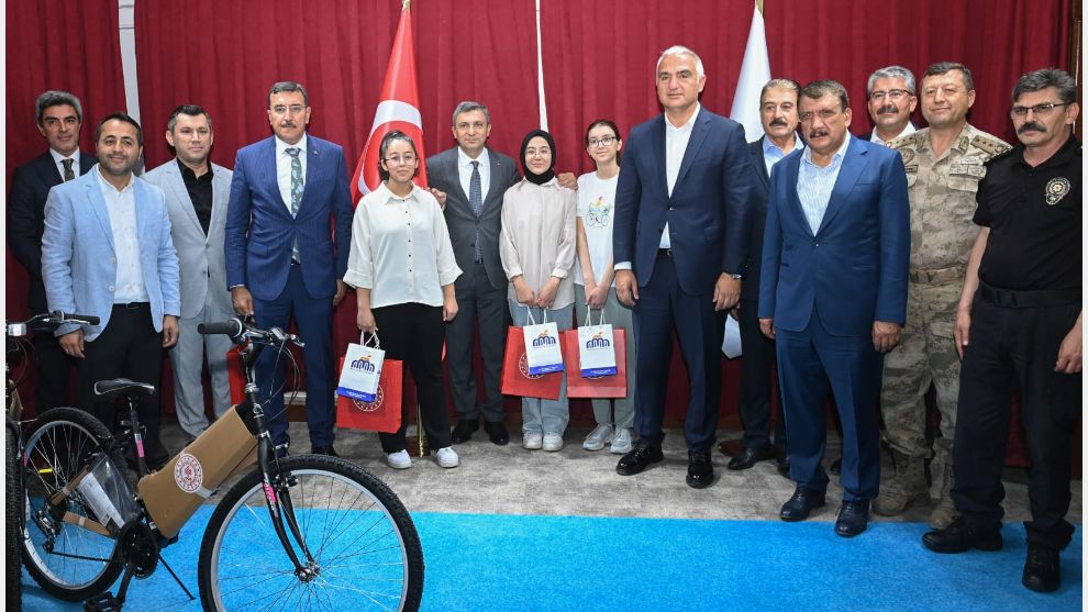 Malatya'ya yeniden umudu hatırlatan gençlere ödül