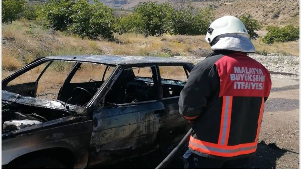 Malatya'da alev alan otomobil kullanılmaz hale geldi