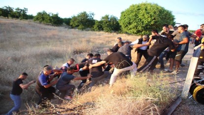 Malatya'da Otomobiller Kafa Kafaya Çarpıştı, 1 Ölü, 6 Yaralı - Malatya'da 2 otomobilin kafa kafaya çarpışması sonucu meydana gelen trafik kazasında 6 kişi yaralandı, 9 yaşında olan bir çocuk ise öldü.