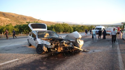 Malatya'da Otomobiller Kafa Kafaya Çarpıştı, 1 Ölü, 6 Yaralı - Malatya'da 2 otomobilin kafa kafaya çarpışması sonucu meydana gelen trafik kazasında 6 kişi yaralandı, 9 yaşında olan bir çocuk ise öldü.