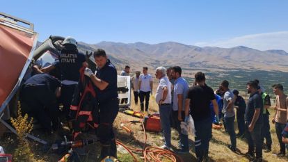 Malatya'da yük kamyonu şarampole yuvarlandı; 2 ölü, 2 yaralı 