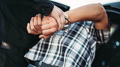 Oto hırsızı polisi görünce aracı bırakıp kaçtı, ama saklanamadı 