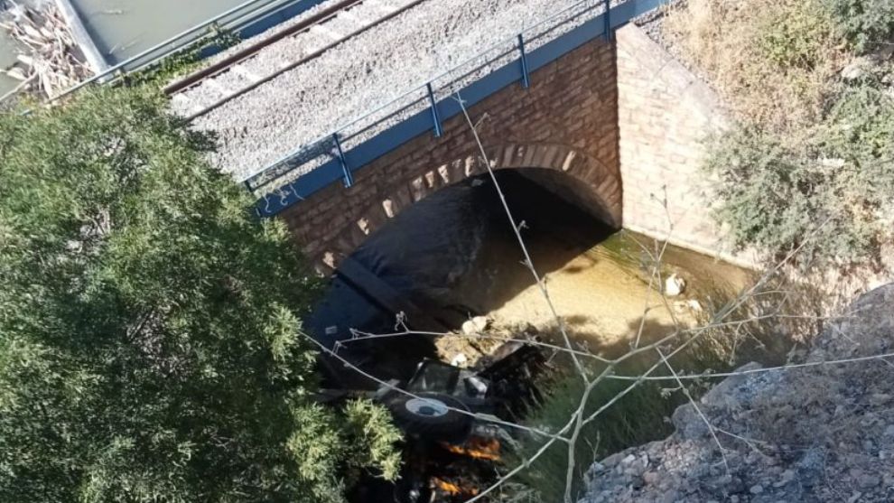 Malatya'da dereye uçan iş makinesini operatörü şans eseri kurtuldu