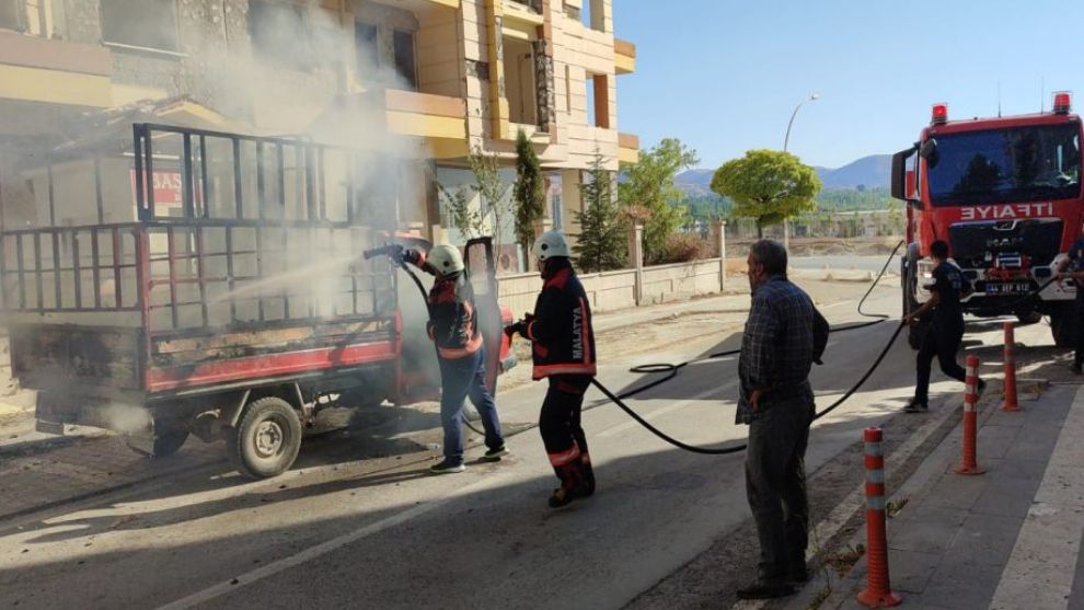 Malatya'da hurda toplama aracı yandı