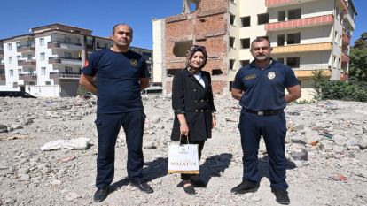 Depremde yıkılan binada ailesinin hatıralarını  8 ay sonra teslim aldı 