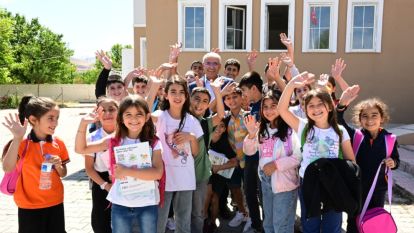 Güder, öğrenceleri ilk gün ziyaret edip, hediye dağıttı 