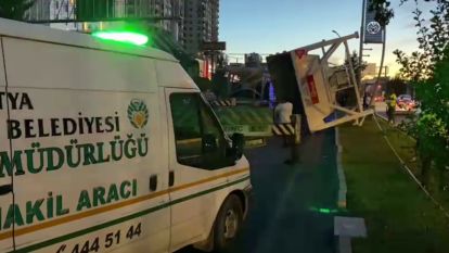 Tır sürücü fren yaptı, yükü yola savruldu, yayaya çarptı.. 1 ölü 