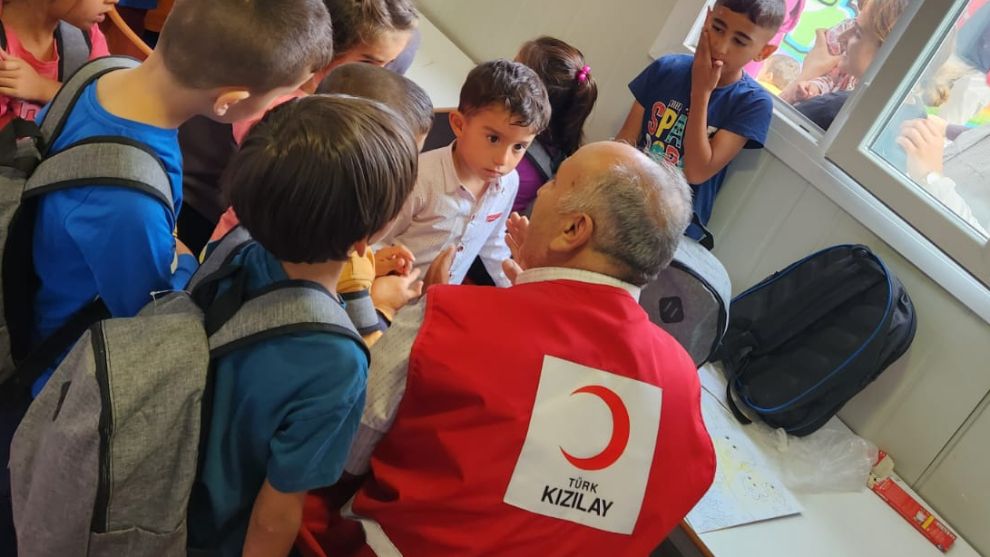 Kızılay, depremzede çocukların eğitimlerini de unutmadı