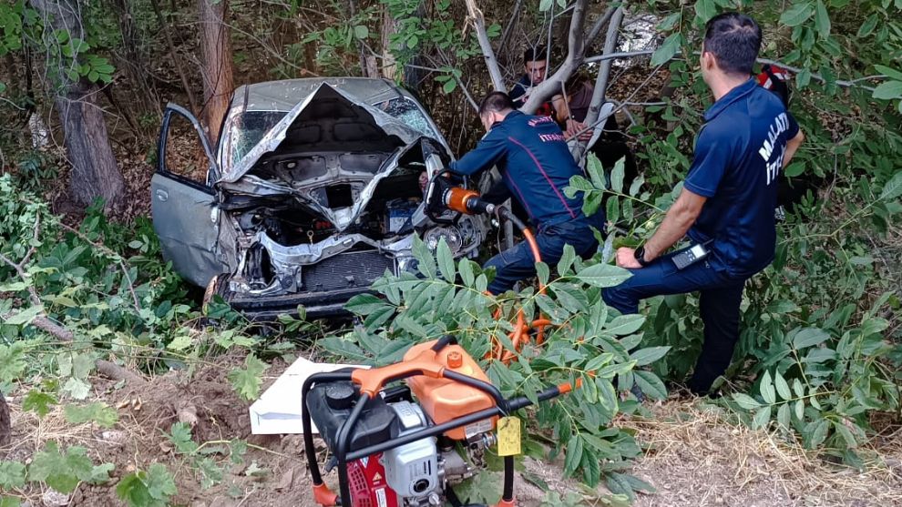 Malatya'da şarampole yuvarlanan otomobildeki 2 kişi yaralandı