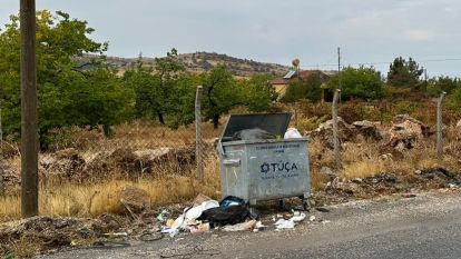 "Başkan gelip TOKİ binalarında fotoğraf vermesin, mahallemezin çöplerini toplatsın"