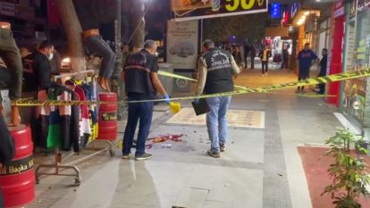 Dürümü beğenmedi, bıçakla dürümcüyü basarak 1 kişiyi yaraladı 