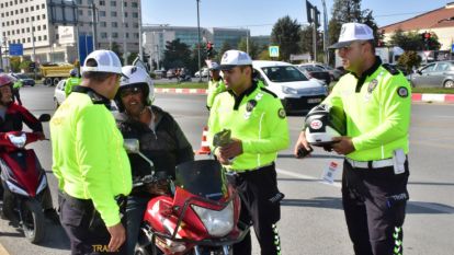 Emniyet bedava kask dağıttı