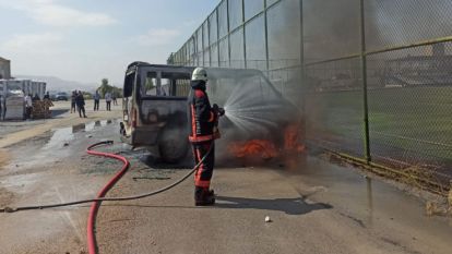 Park halindeki minibüs alevlere teslim oldu