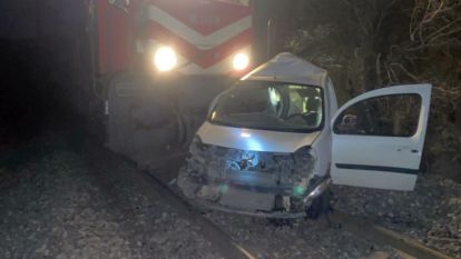 Yük treni araca çarptı, 1 yaralı 