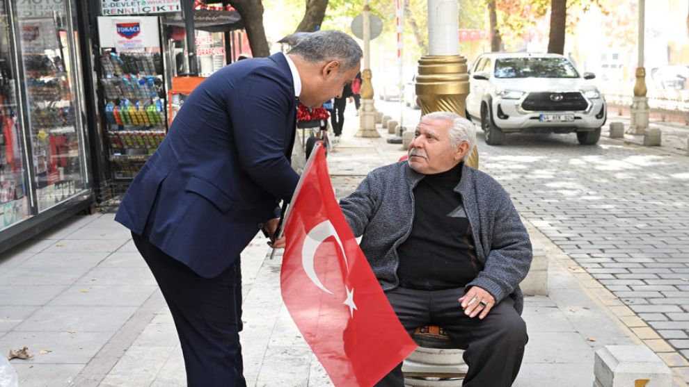 Büyükşehir Esnaf ve Vatandaşlara 10 Bin Bayrak Dağıttı