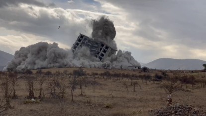 Sorumlu Karunların bu binada çıkan toz zerresi kadar utanması yoktur - Malatya'da vatandaşların 30-40 yıllık birikimlerini yatırarak daire sahibi oldukları ve yeni olmasına rağmen 6 Şubat depremleri sonrasında kullanılamaz hale gelen Yeşilyurt'taki 16 katlı bina patlayıcı kullanılarak yıkıldı. 