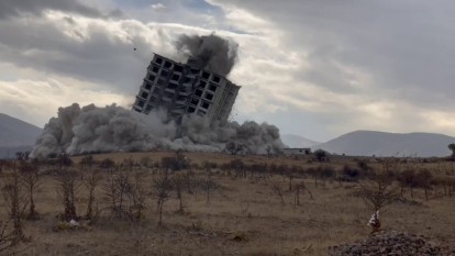 Sorumlu Karunların bu binada çıkan toz zerresi kadar utanması yoktur - Malatya'da vatandaşların 30-40 yıllık birikimlerini yatırarak daire sahibi oldukları ve yeni olmasına rağmen 6 Şubat depremleri sonrasında kullanılamaz hale gelen Yeşilyurt'taki 16 katlı bina patlayıcı kullanılarak yıkıldı. 