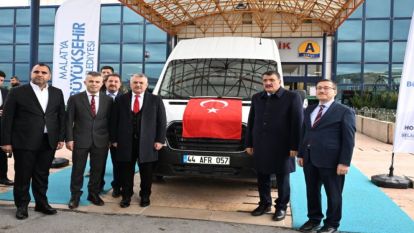 Gürkan,  Tıp Merkezine minibüs hediye etti 